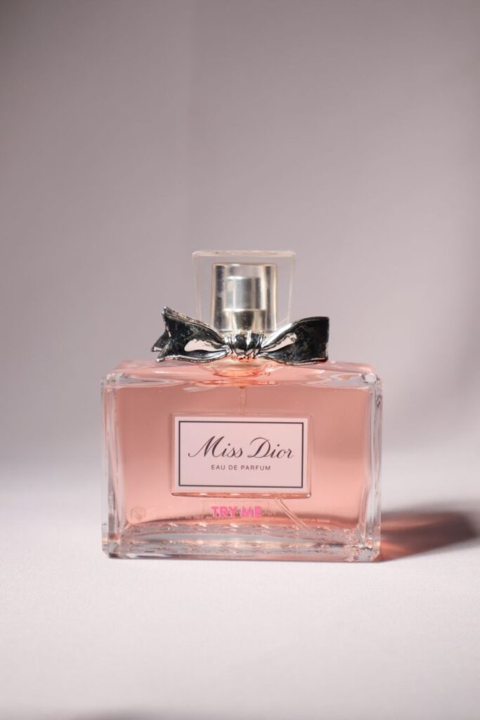 So sánh nước hoa Dior Sauvage và YSL Y: Đâu là lựa chọn tốt hơn cho nam giới?