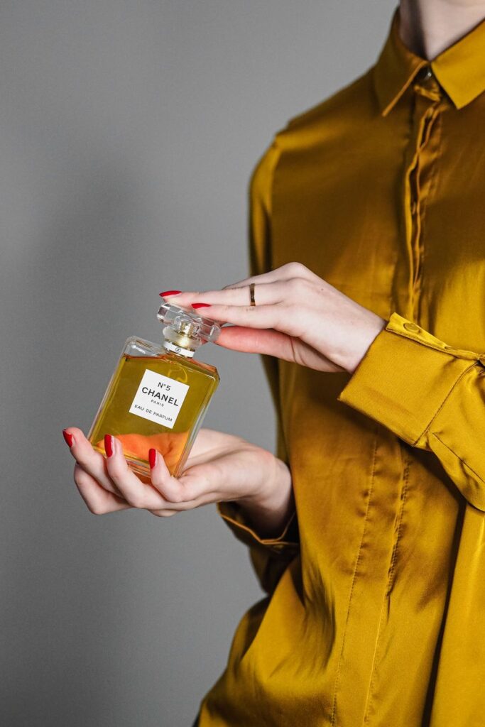 Khám phá nốt hương sang trọng của nước hoa Chanel No5 - Biểu tượng thời gian