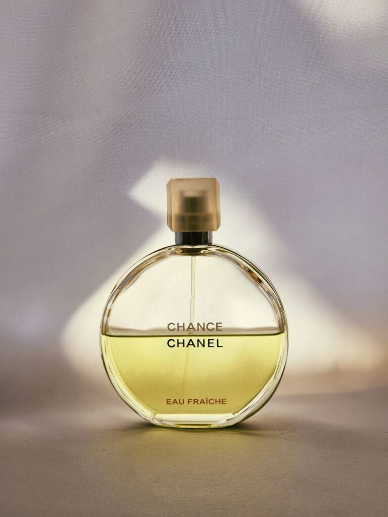 So sánh nước hoa Chanel Bleu và Dior Sauvage: đâu là lựa chọn tốt hơn cho nam giới?